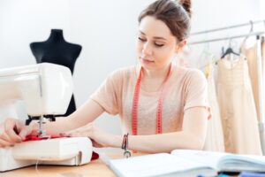 Leia mais sobre o artigo Costura: Guia Completo Para Iniciantes e Apaixonados Pela Arte de Criar
