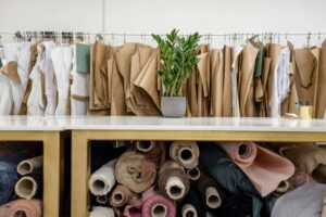 Leia mais sobre o artigo Como Reaproveitar Tecidos Velhos para Fazer Novas Peças: Dicas Criativas para Transformar Suas Roupas