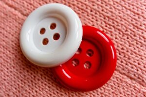 Leia mais sobre o artigo Como Costurar Botão: Guia Prático e Simples para Iniciantes